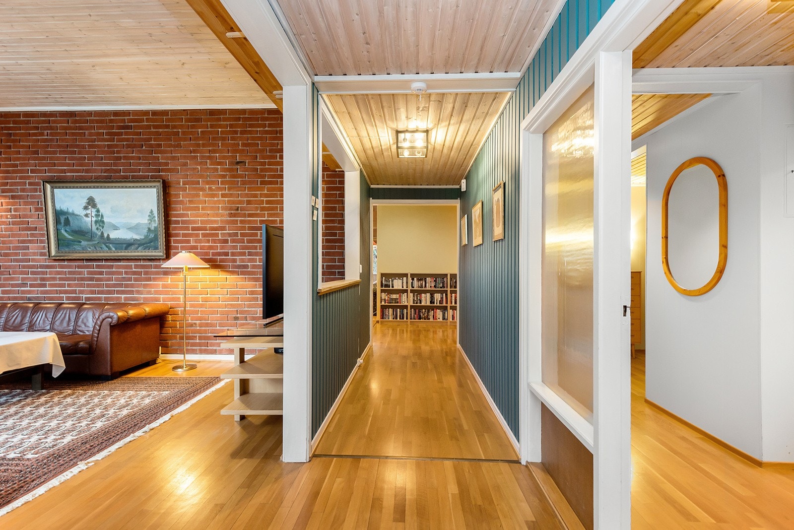 Gang til stue og gang til garderobe/inngangsparti Galleribilde