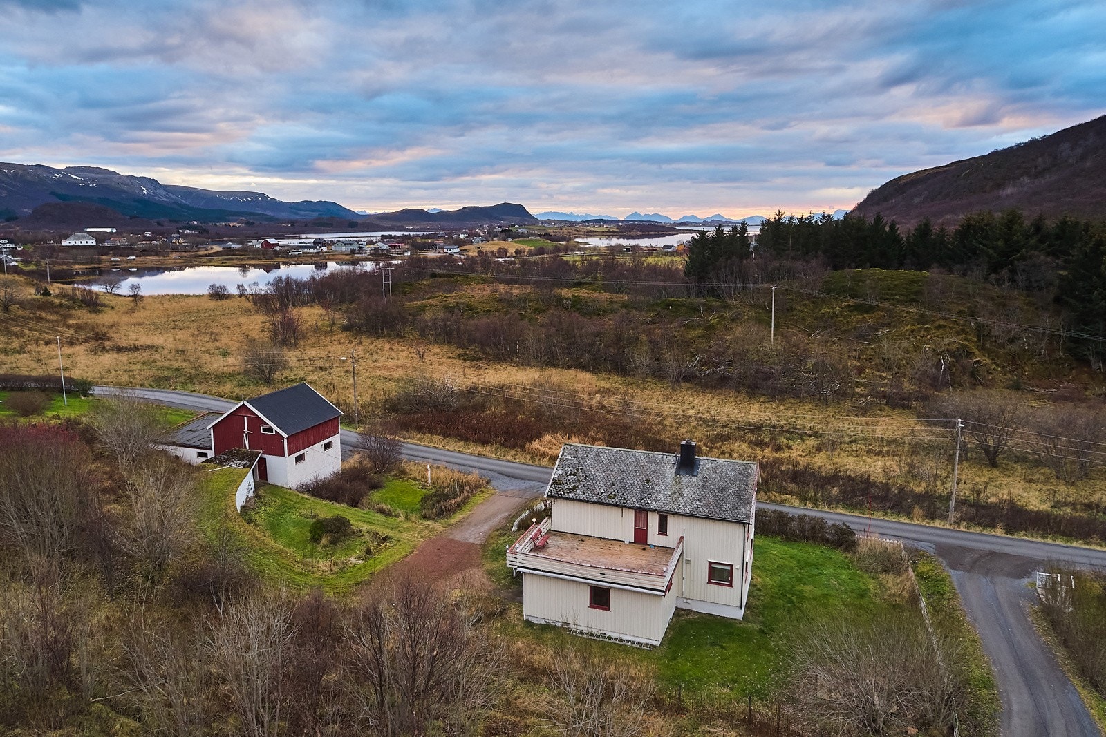 Eiendommen har landlig beliggenhet i naturskjønne omgivelser. Galleribilde
