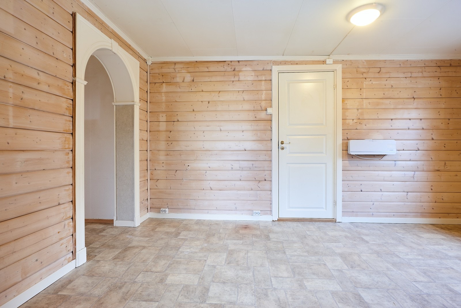Velkommen inn! Romslig hall. Galleribilde