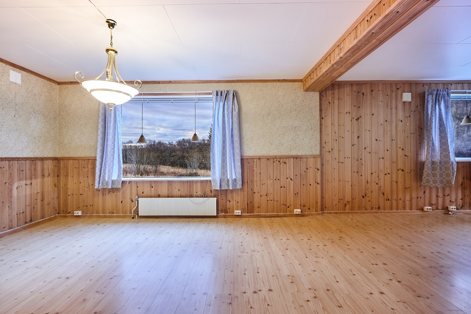 Romslig stue i hele husets lengde. Galleribilde