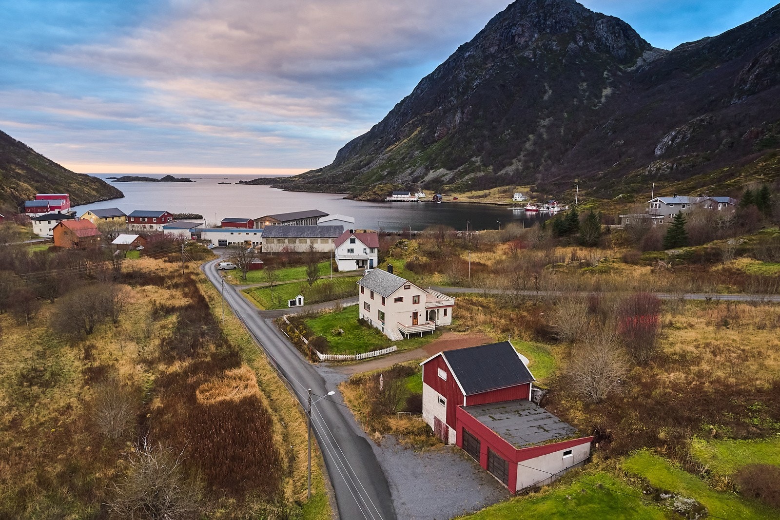 Velkommen til Risvikveien 14 - enebolig med tilhørende fjøs og del av garasje i vakre Bø i Vesterålen. Galleribilde
