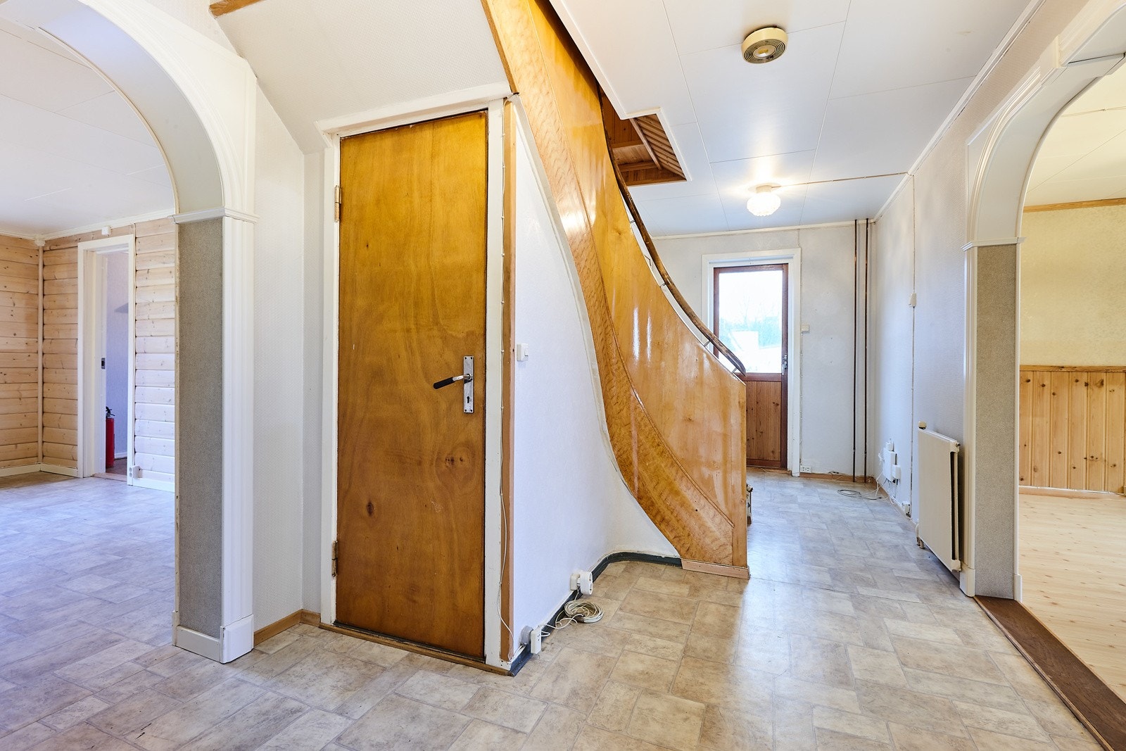 Trappegang med nedgang til kjeller og trapp opp til loft. Galleribilde