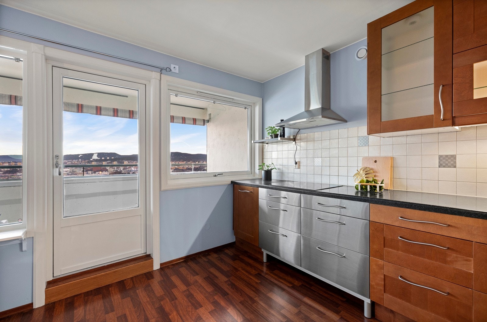 Videre har kjøkkenet integrerte hvitevarer som oppvaskmaskin, koketopp og ny stekeovn, samt kullfilterventilator og god benkebelysning Galleribilde