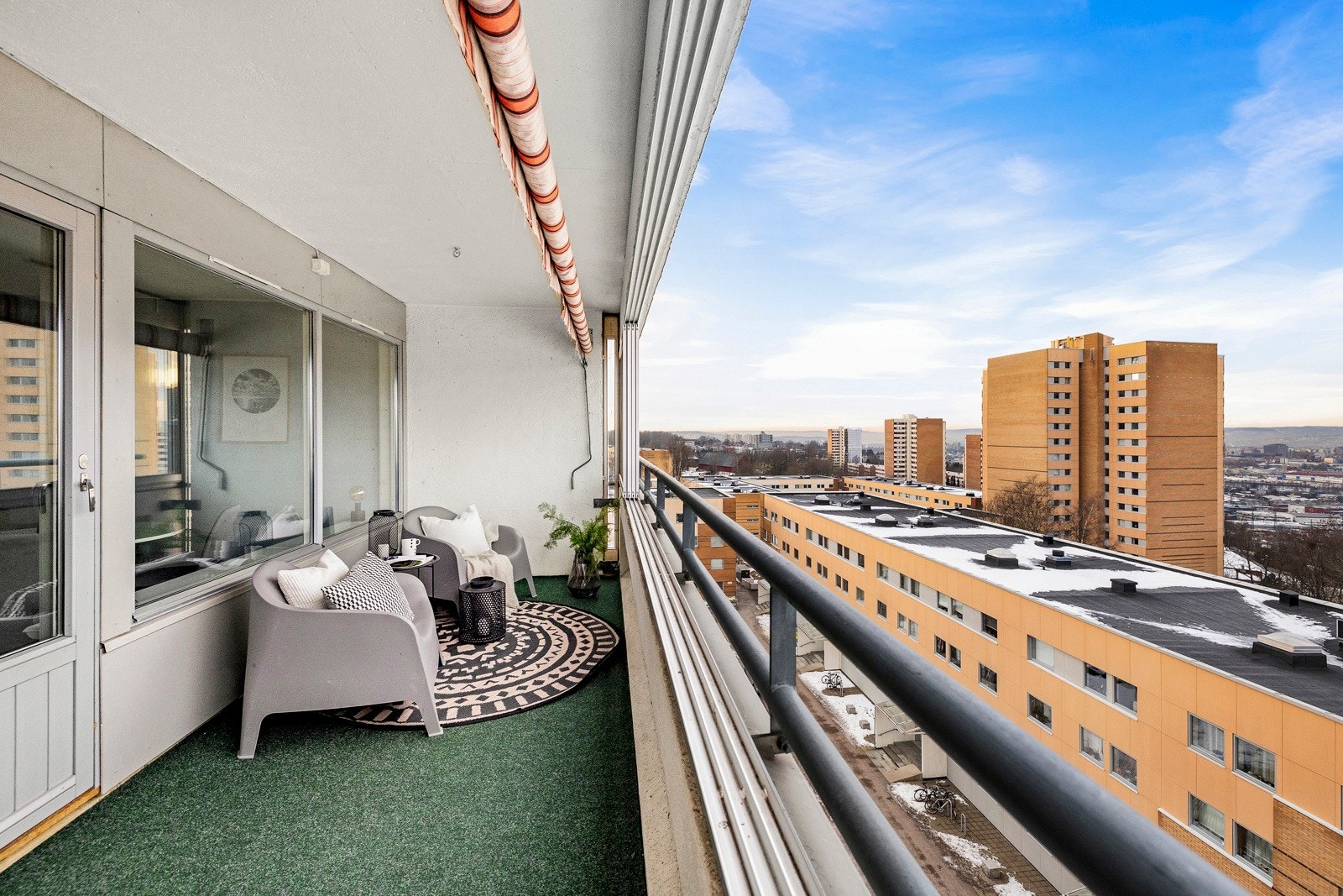 Fra det luftige allrommet er det utgang til en innglasset nordvestvendt balkong Galleribilde