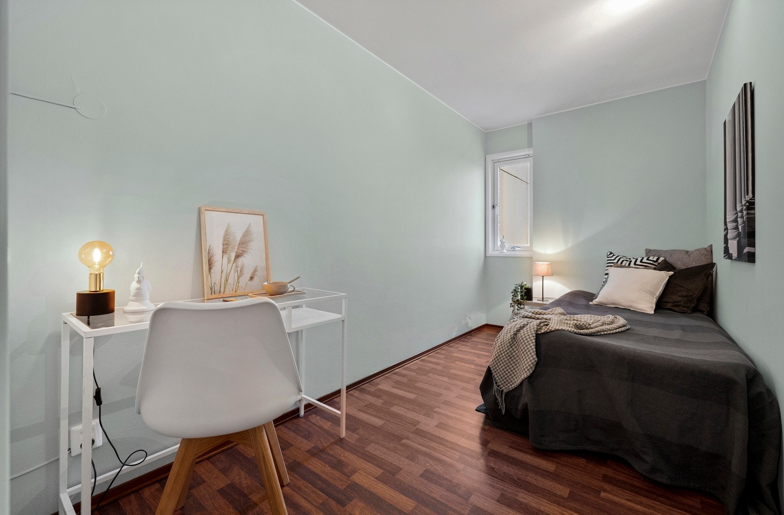 Boligen er en opprinnelig 2-roms leilighet som er ombygget, og fremstår som en 3-roms leilighet Galleribilde