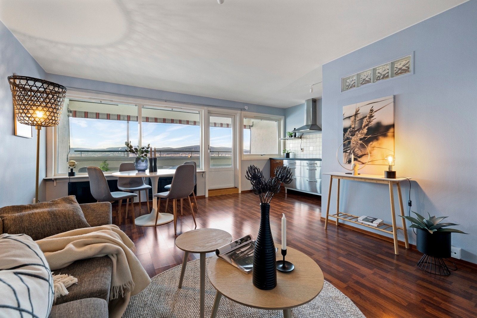 Stuen ligger i åpen løsning med kjøkkenet, og sammen danner de et luftig og innbydende allrom med god møbleringsfrihet Galleribilde