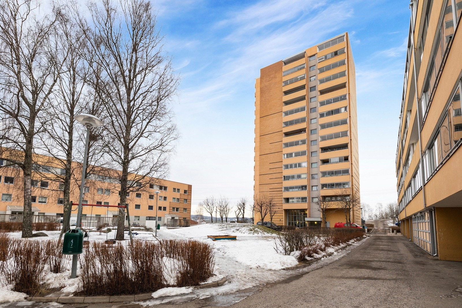 Eiendommen ligger barnevennlig og attraktivt til, med nærhet til skoler, barnehager, buss og T-bane, samt med kort vei til idylliske turområder i Østmarka Galleribilde