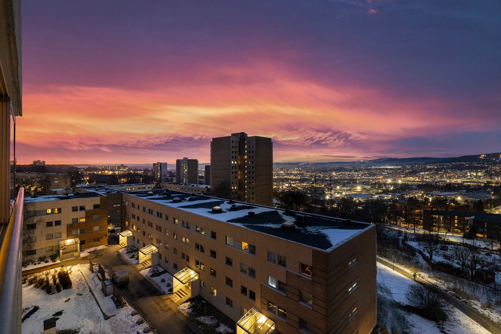 Her kan man nyte solnedgangen over byen Galleribilde