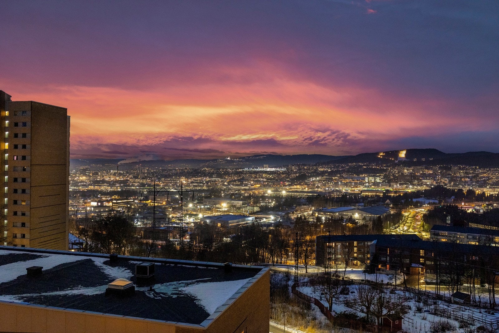 På kveldstid kan du se byen lyse helt fantastisk opp! Galleribilde
