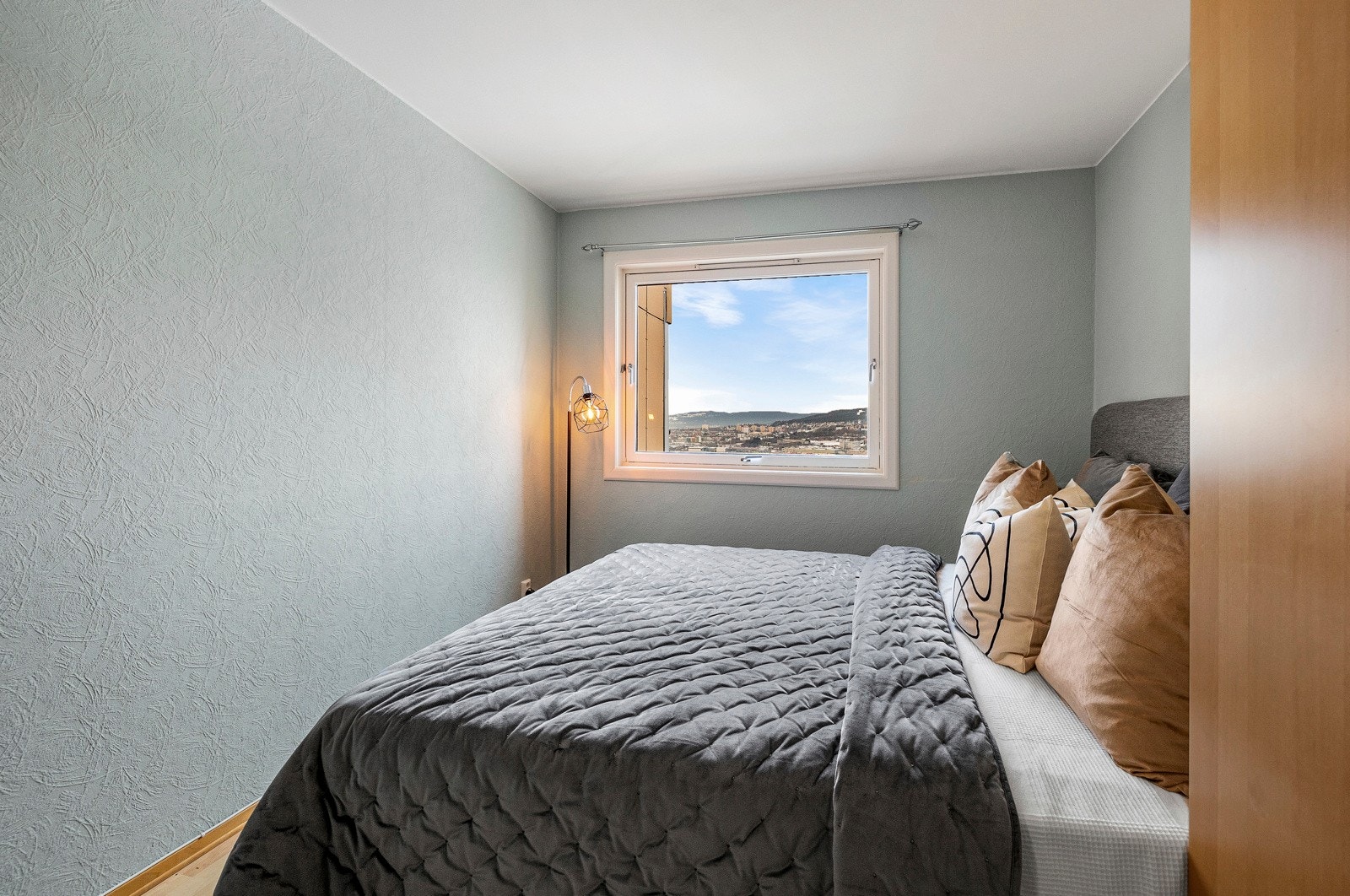 Den flotte utsikten kan også nytes fra vinduet på soverommet Galleribilde