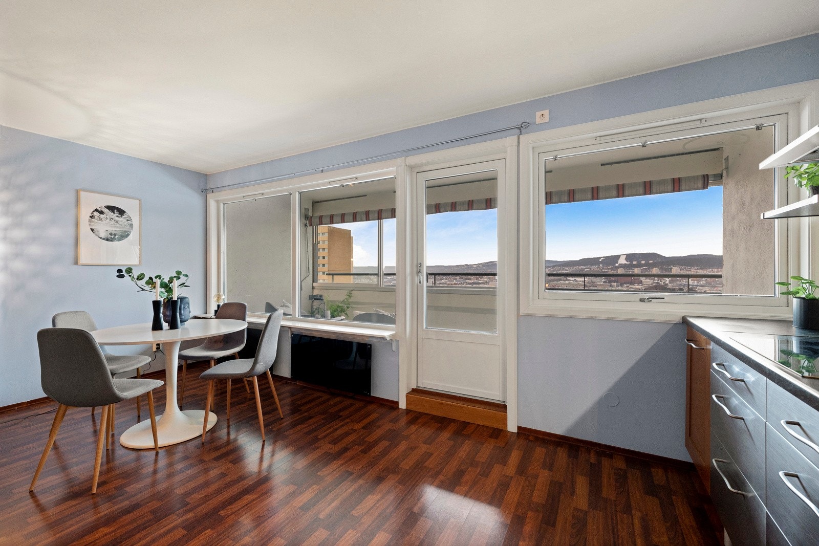 I overgangen til kjøkkenet er det rom for å samle familie og venner til hyggelige måltider rundt et spisebord Galleribilde