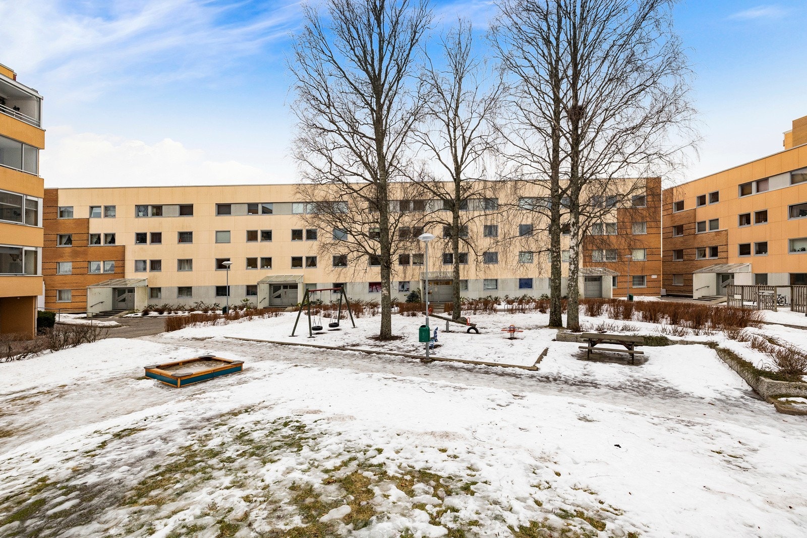 Den store, familievennlige felleseiendommen er bebygd med fire blokker rundt et skjermet tun, alt omgitt av solrike, åpne plenarealer Galleribilde