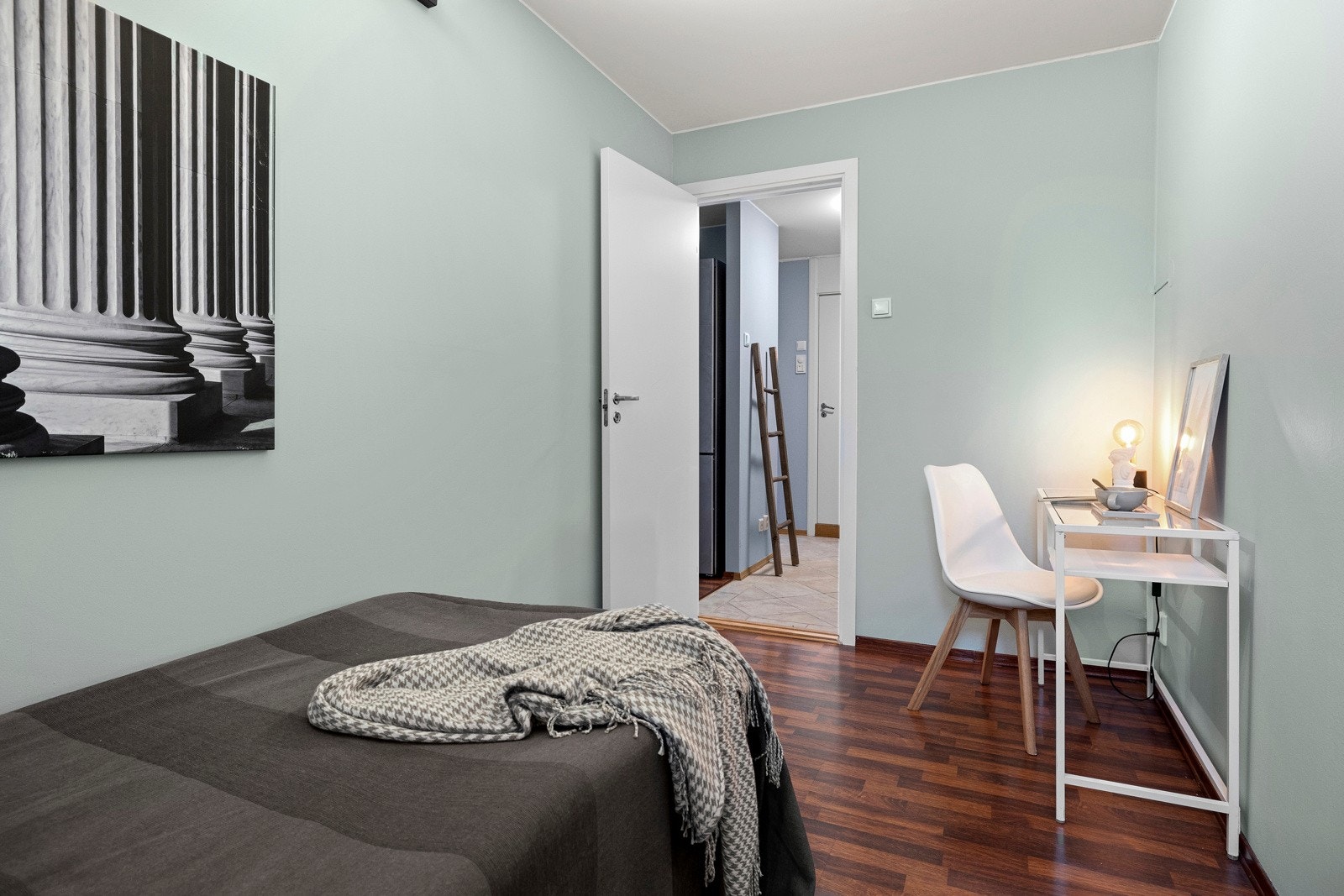 Rommet er romslig og har plass til det man trenger! Galleribilde