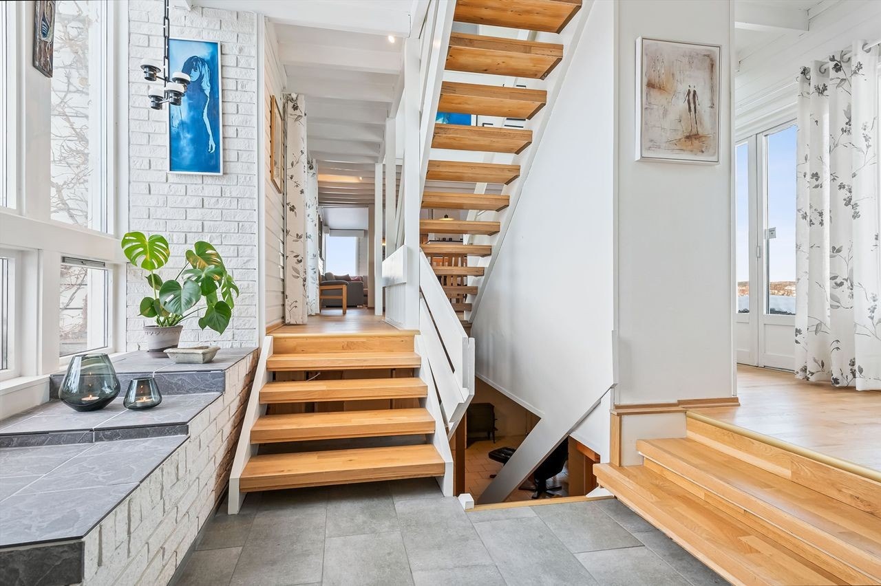 Nivåforskjeller og åpne løsninger gir boligen særpreg Galleribilde