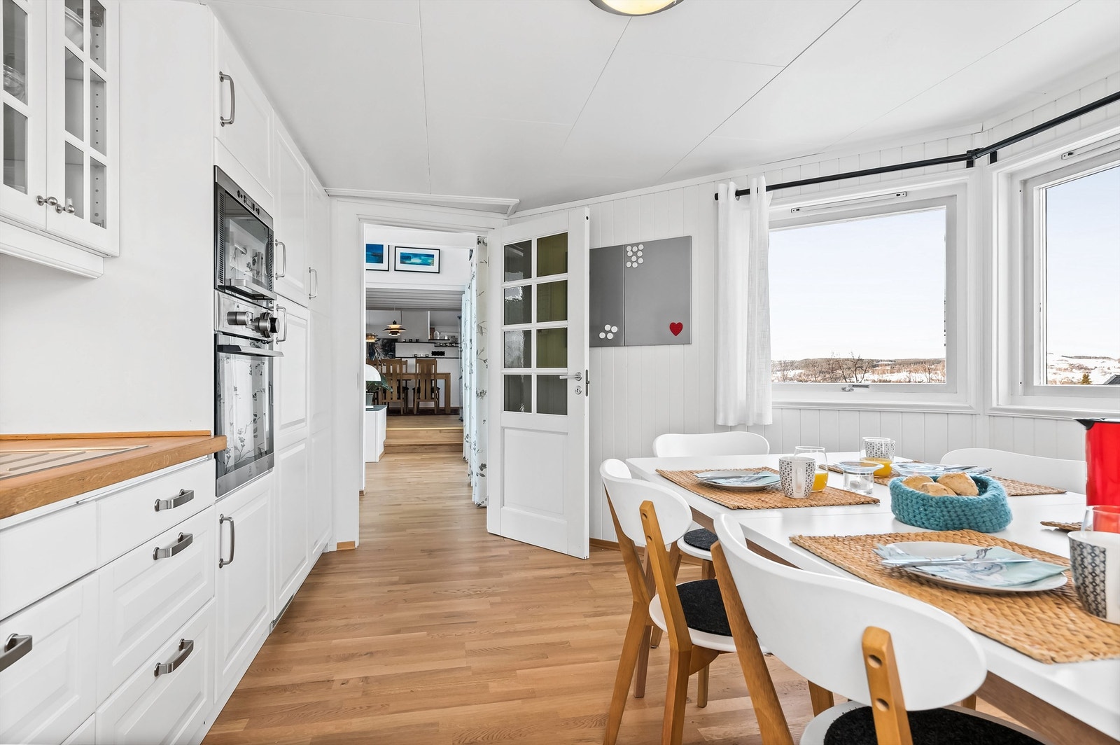 Ventilator, stekeovn og kjøleskap nytt i 2020/2021, og det ble lagt nytt parkettgulv i 2021 Galleribilde