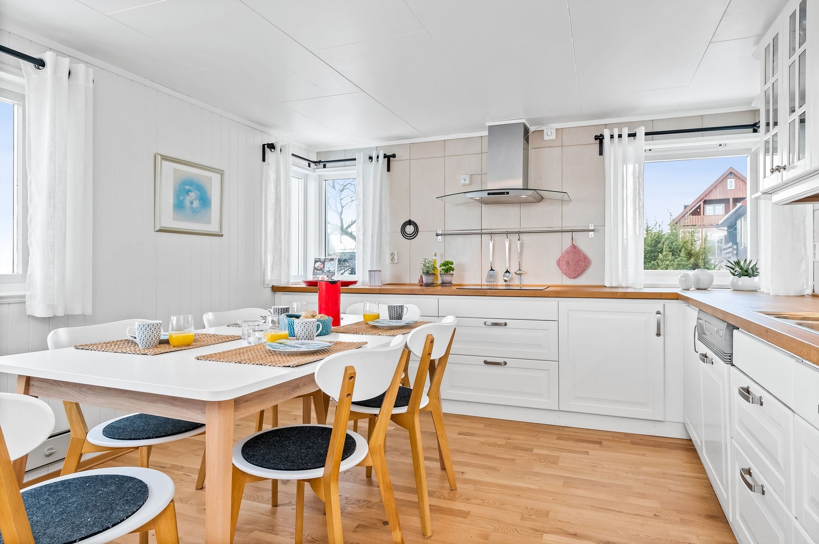 Pent og romslig kjøkken med integrerte hvitevarer Galleribilde