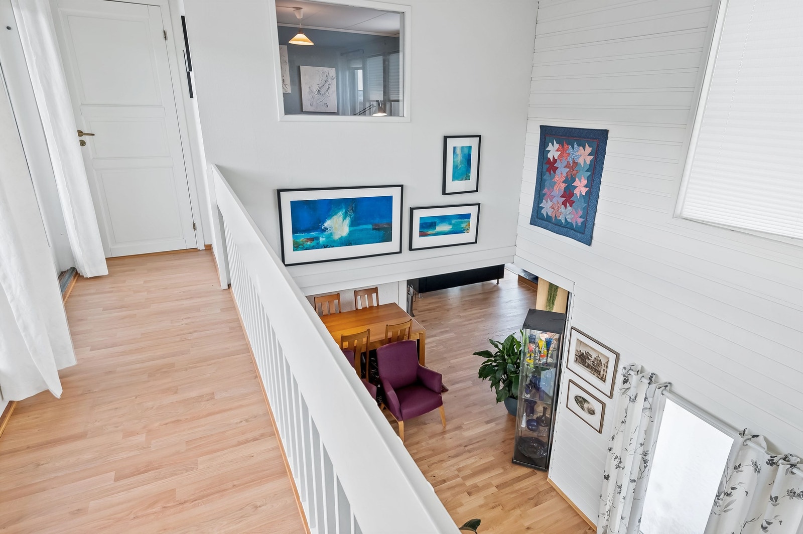 Fra 2. etasje er det åpent ned Galleribilde