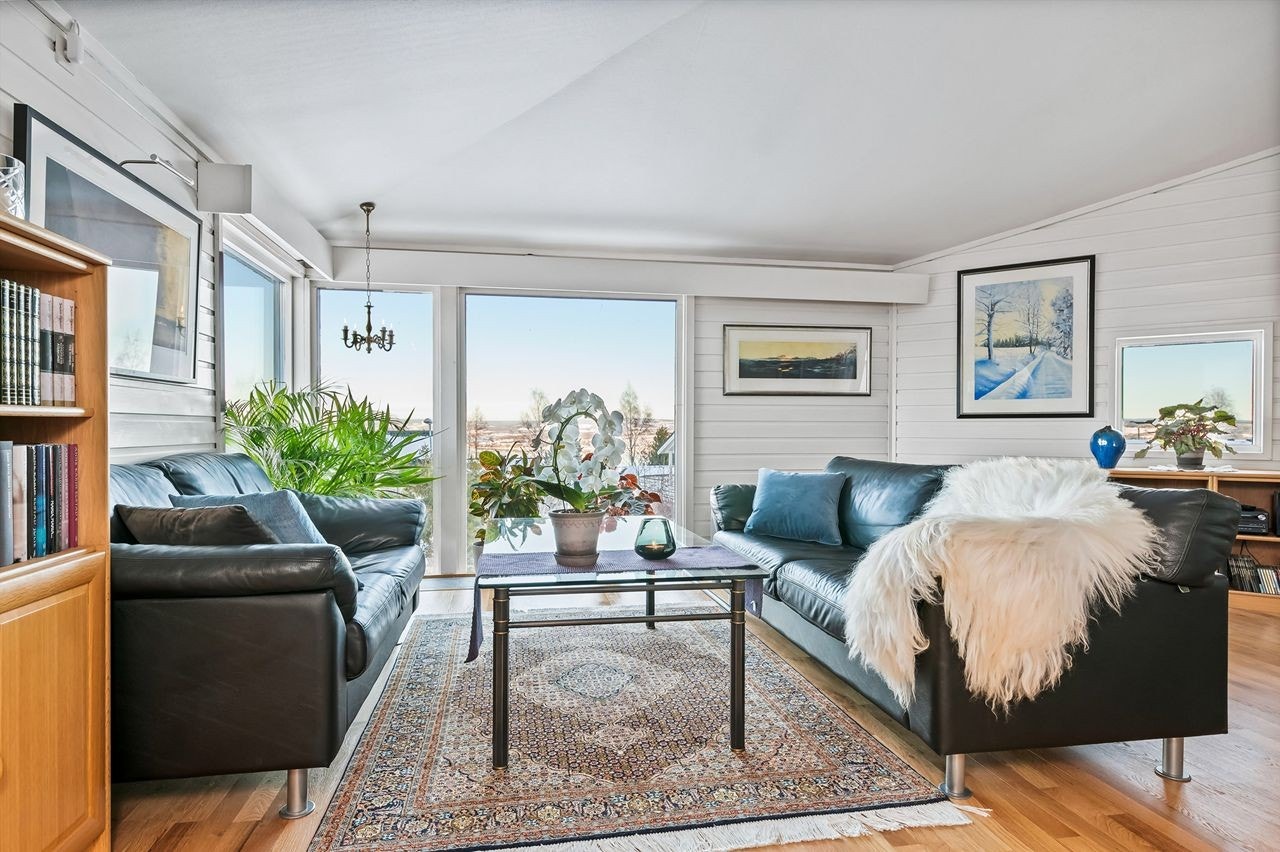 Store vindusflater gir godt innslipp av naturlig lys Galleribilde