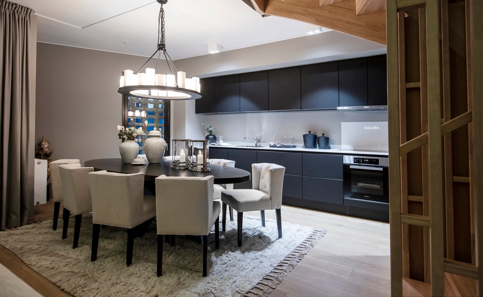 Kjøkkeninnredningen har sorte, glatte sorte fronter og en hvit benkeplate med underlimt oppvaskkum. Galleribilde