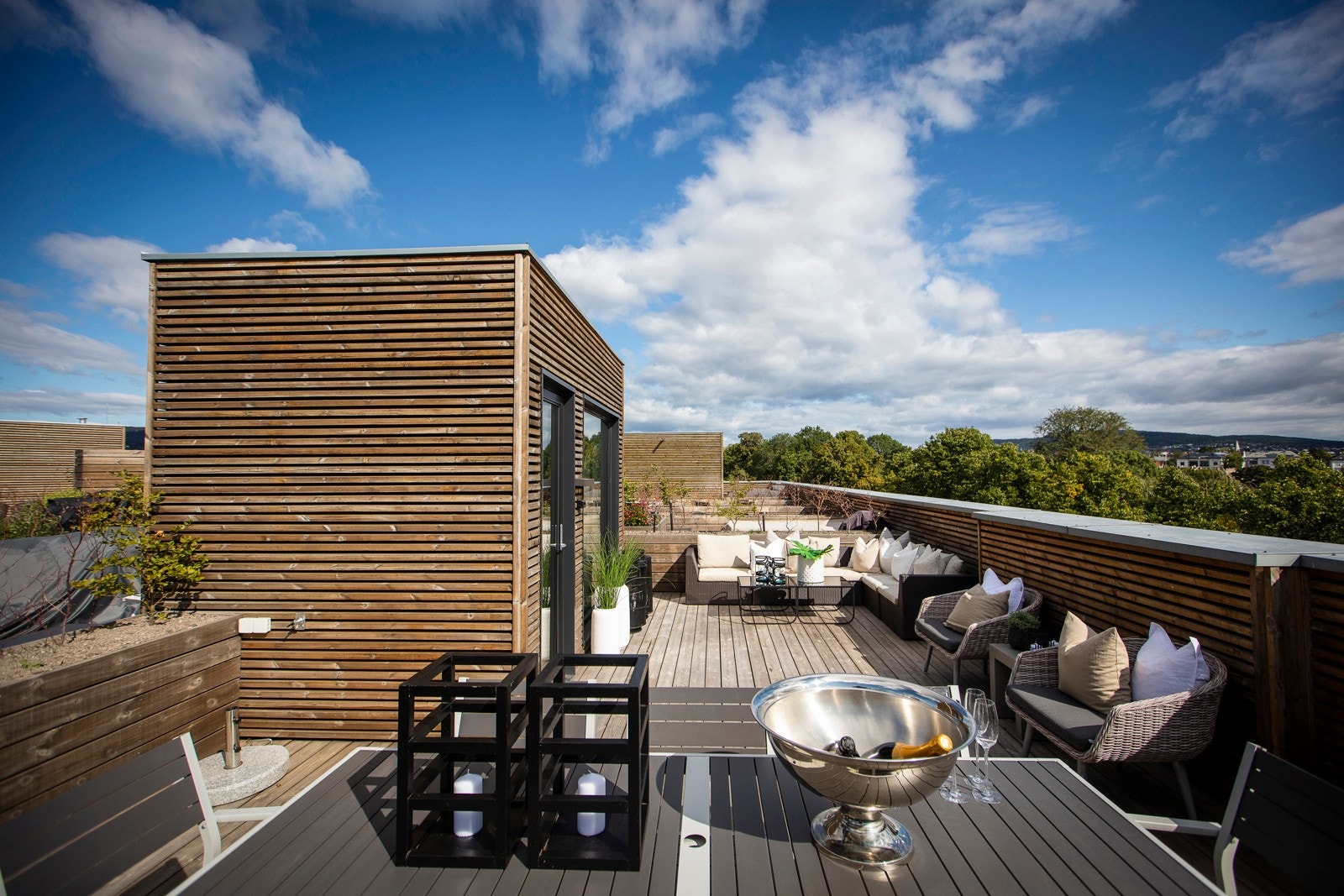 Sol- og utsiktsforhold er upåklagelig. Det er montert belysning og dobbelt kontaktpunkt på yttervegg, og det er også montert vannkran. Galleribilde