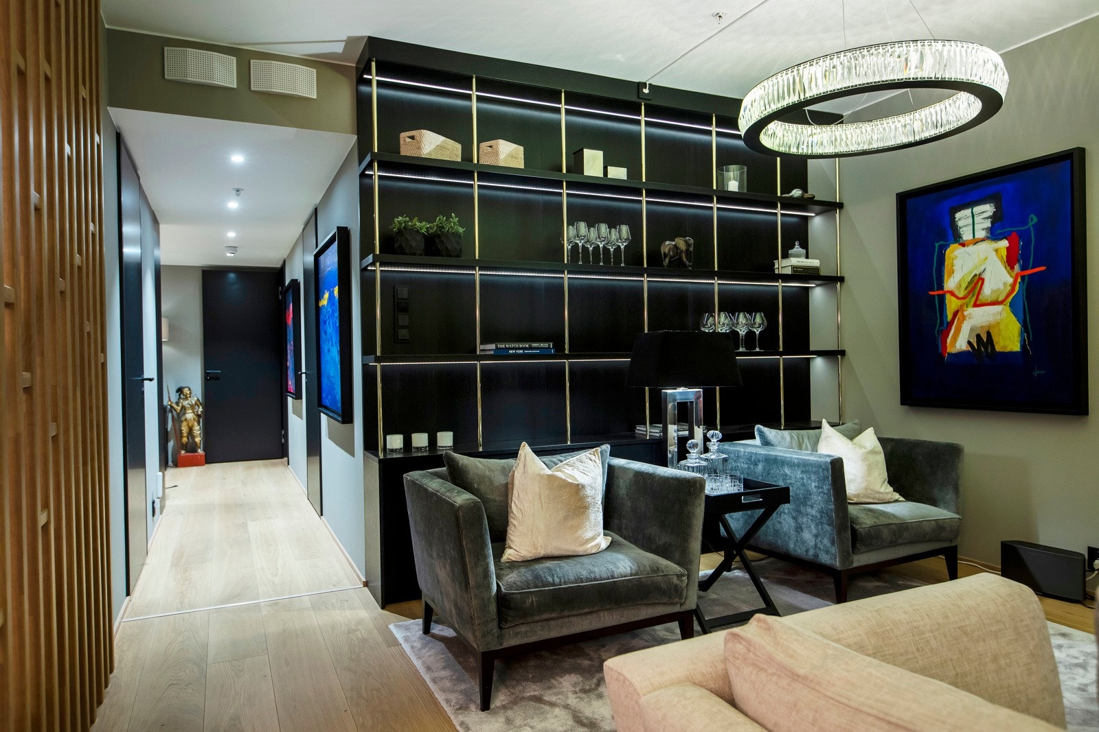 Alle innredninger er utført i en eksklusiv stil som understreker leilighetens høye kvalitet. Galleribilde