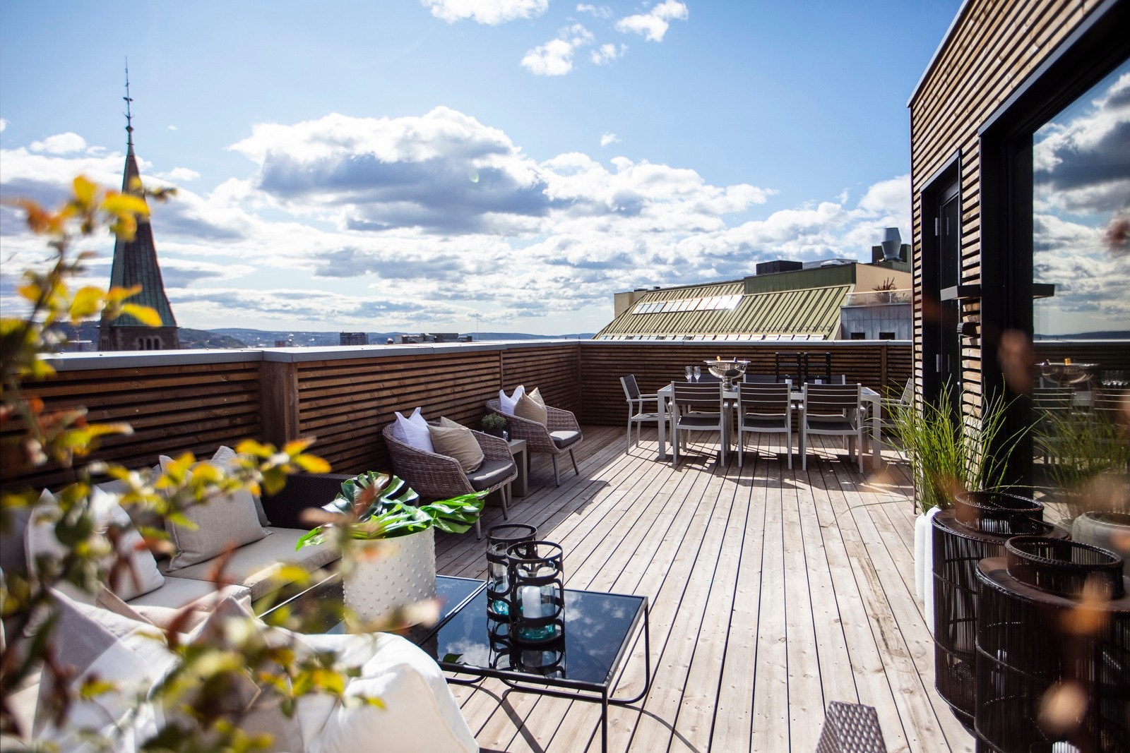 Terrassen er avgrenset og skjermet med rekkverk og blomsterkasser. Det er montert belysning og dobbelt kontaktpunkt på yttervegg, og det er også montert vannkran. Galleribilde