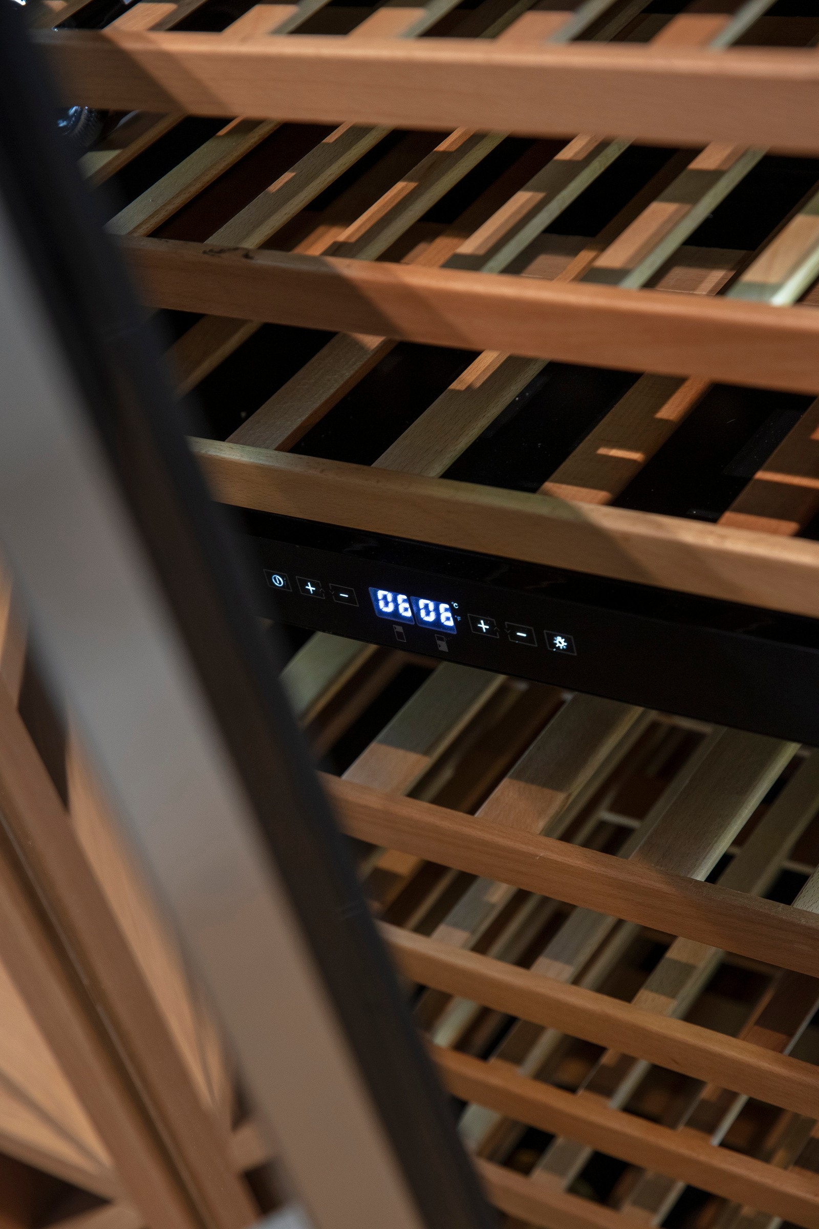 Et lekkert vinskap er montert under trappen. Galleribilde