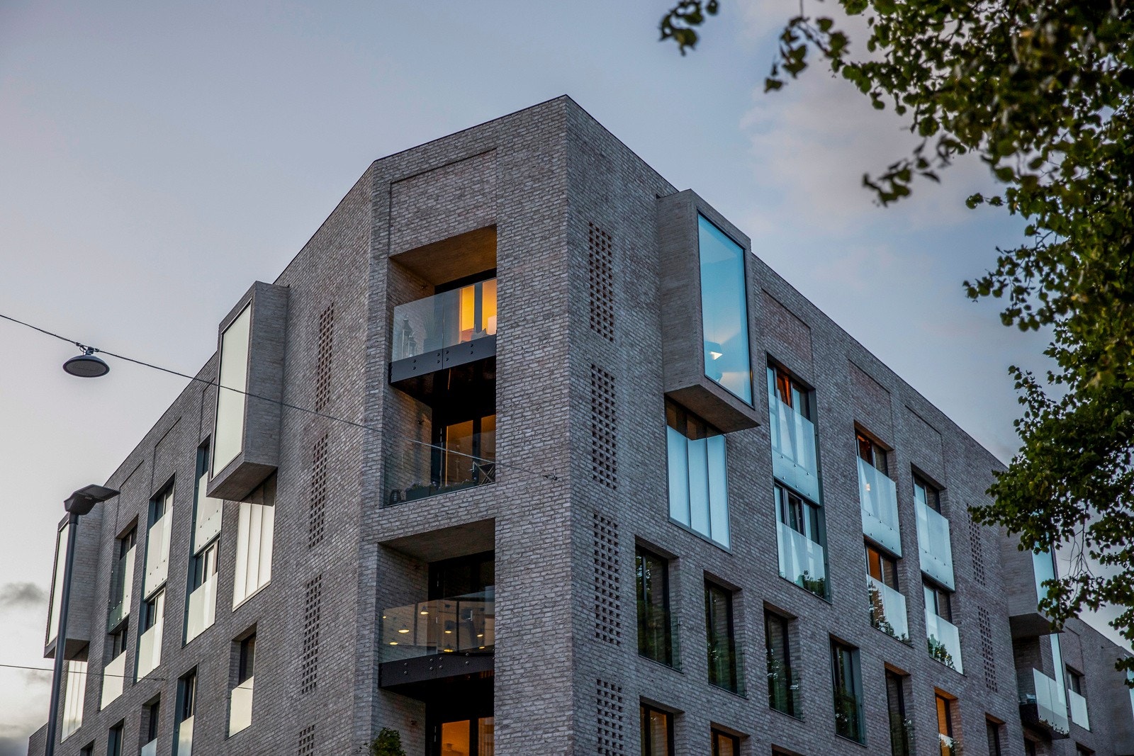 Bygget er tegnet av Reiulf Ramstad Arkitekter og ble oppført i 2020. Med øye for både fortid og fremtid har nabolaget på Fagerborg fått et nytt løft. Galleribilde