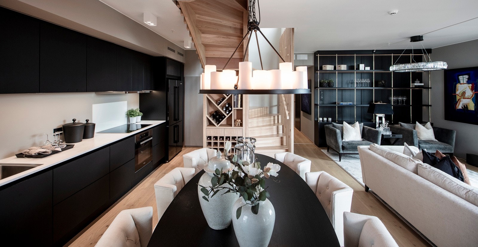 Kjøkkenet ligger i en åpen løsning mot stuen, og det er rikelig med plass til å innrede med stort spisebord. Galleribilde