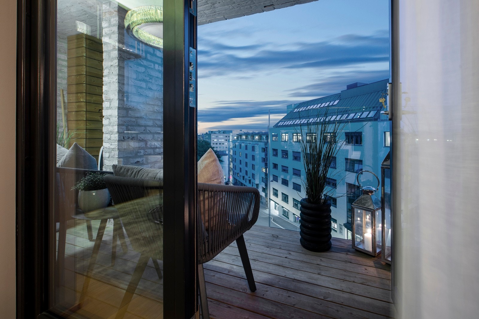 Store vinduer slipper inn godt med lys på dagtid, og det er tofløyet dør ut mot en lun og koselig balkong. Galleribilde