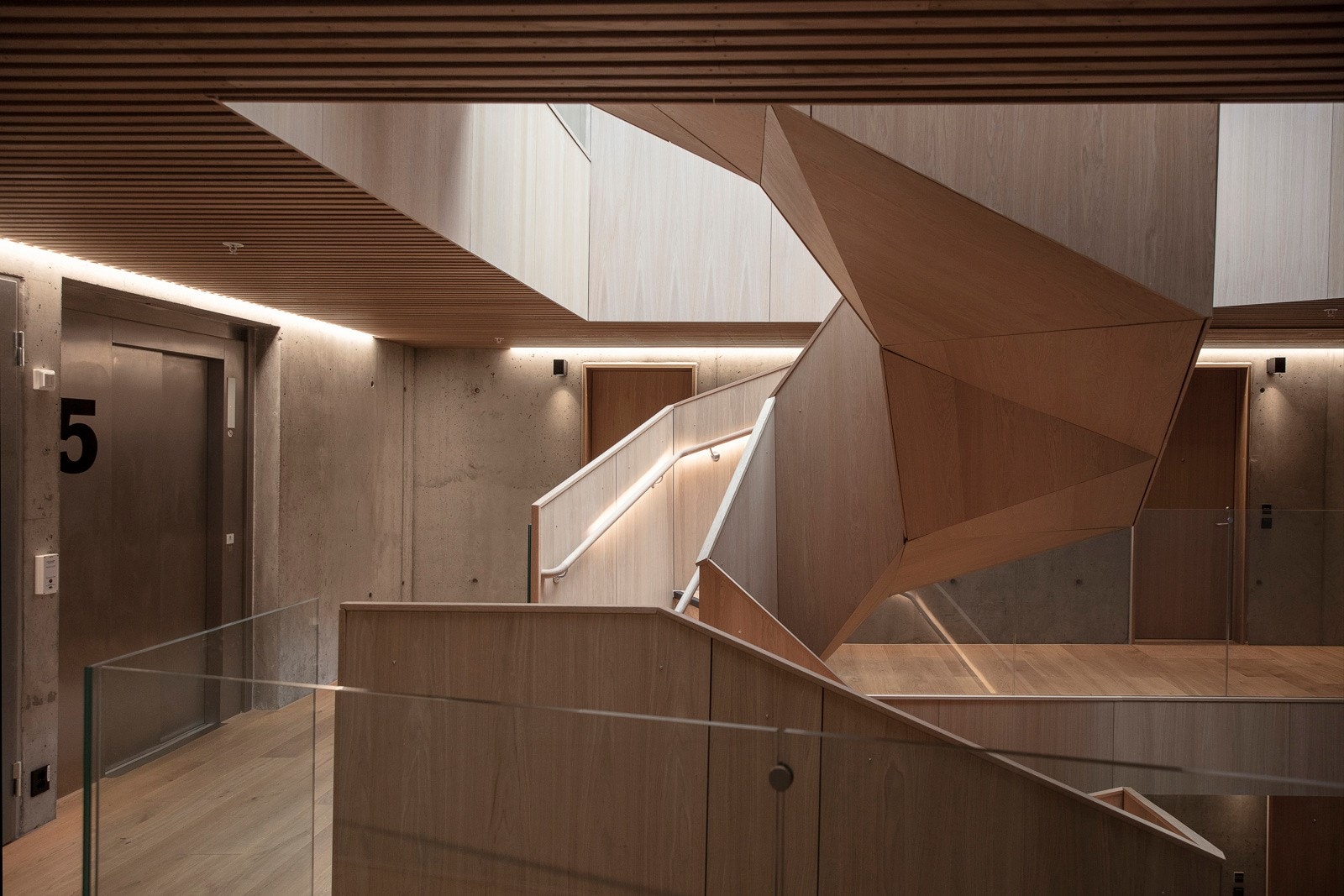 Bygget har heis til alle plan. Galleribilde