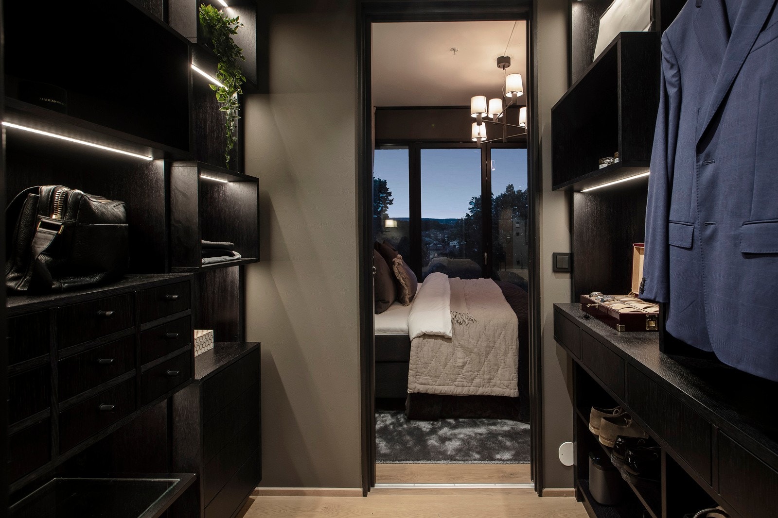 I tilknytning til hovedsoverommet er det omkledningsrom/walk-in closet Galleribilde