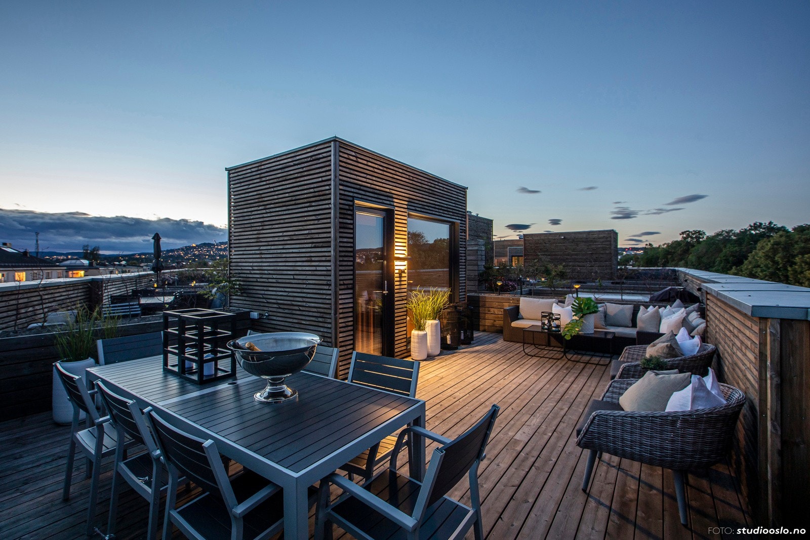 Denne leiligheten har en stor, flott og privat takterrasse på hele 40 kvm. I tillegg til takterrassen har leiligheten en lun, overbygd og sydvendt balkong på ca. 6,5 kvm mot Suhms gate. Galleribilde