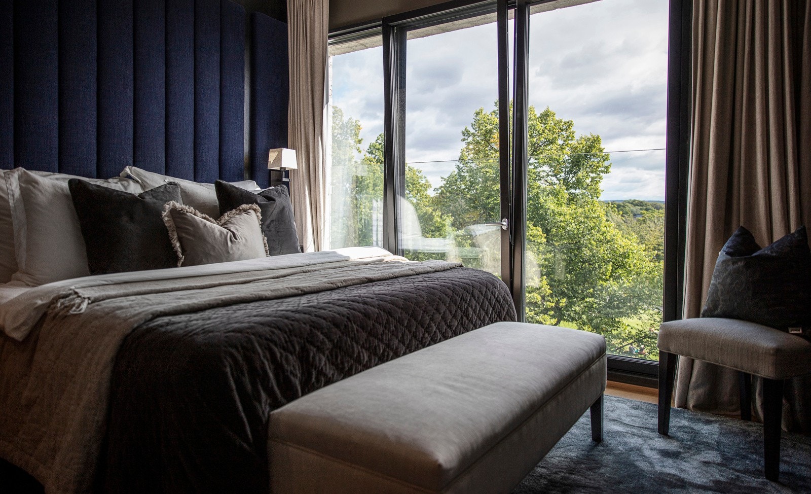 Hovedsoverommet ligger i en suite løsning med tilgang til bad og walk-in garderobe. Galleribilde