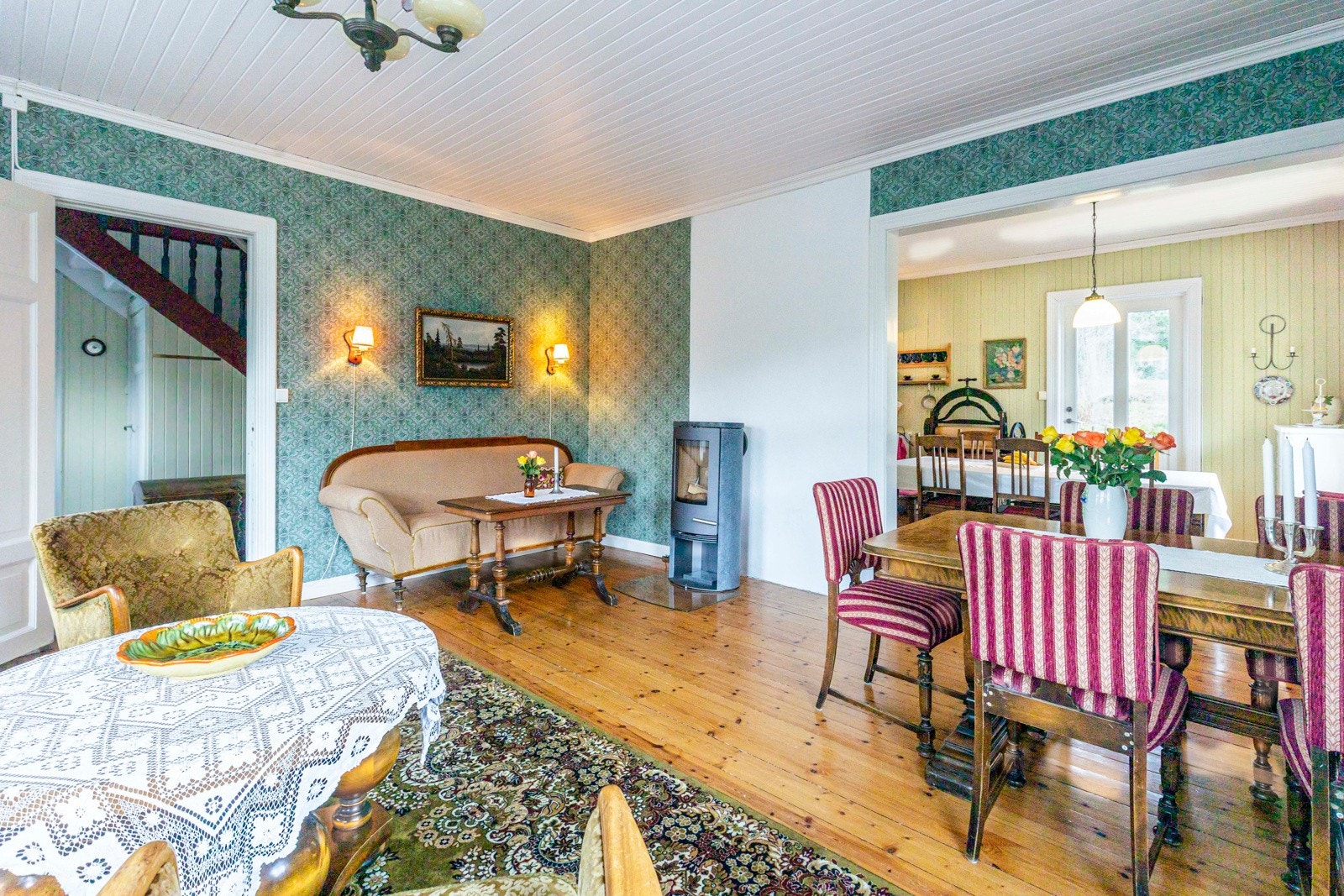 Tapetserte vegger og malte gulvbord. Galleribilde