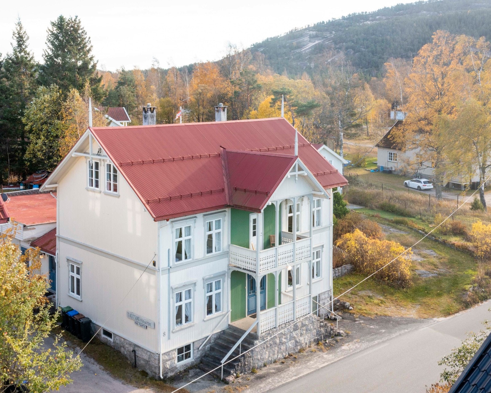 En innholdsrik enebolig med tilhørende næringsdel. Galleribilde