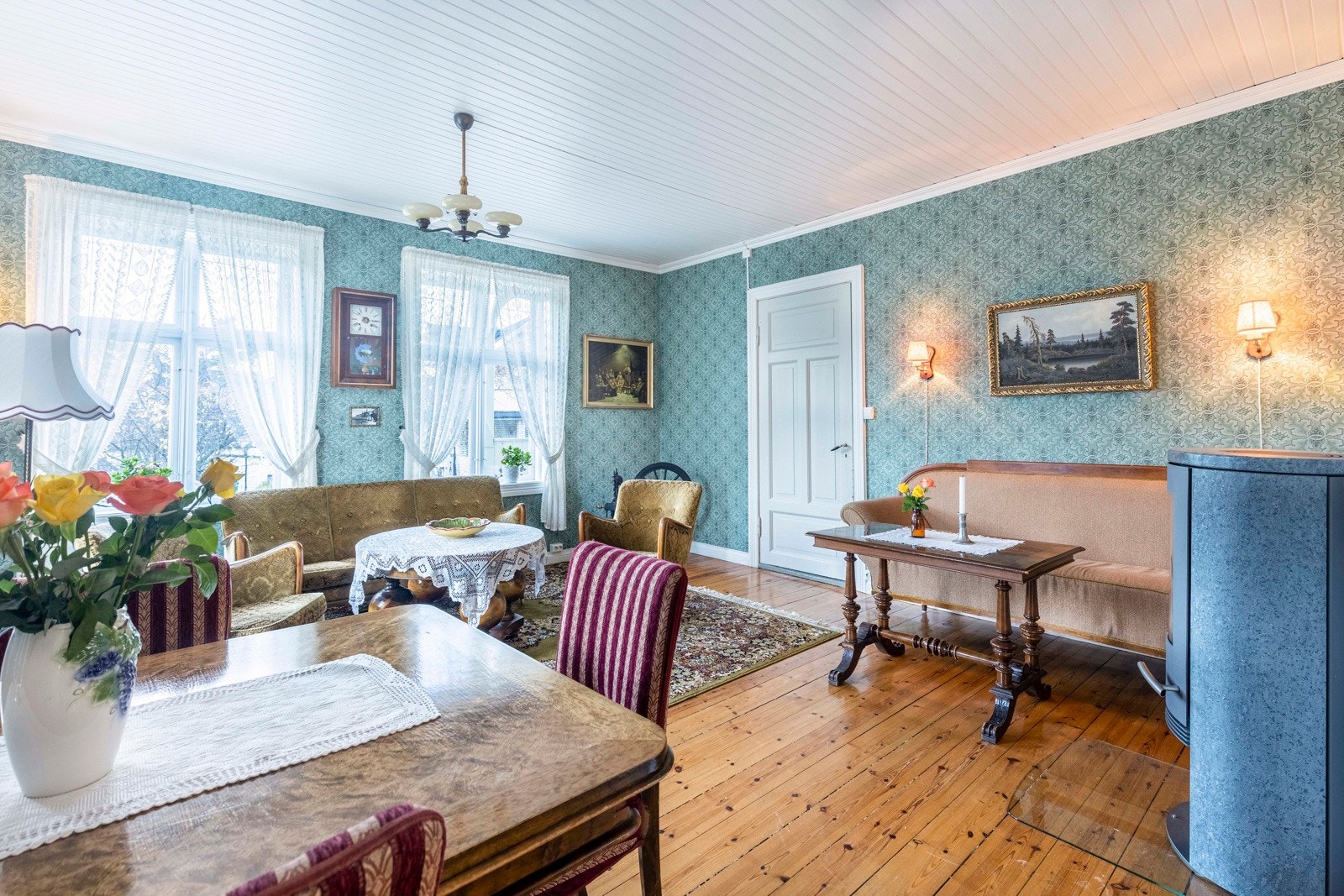 Videre finner man en av boligens flere stuer. Store flotte vinduer slipper inn rikelig med naturlig lys. Galleribilde