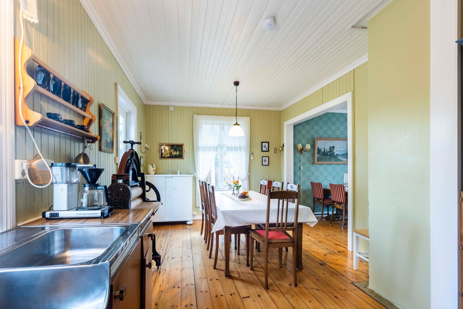 Fra hovedinngangen når man boligens kjøkken og stuer. Galleribilde