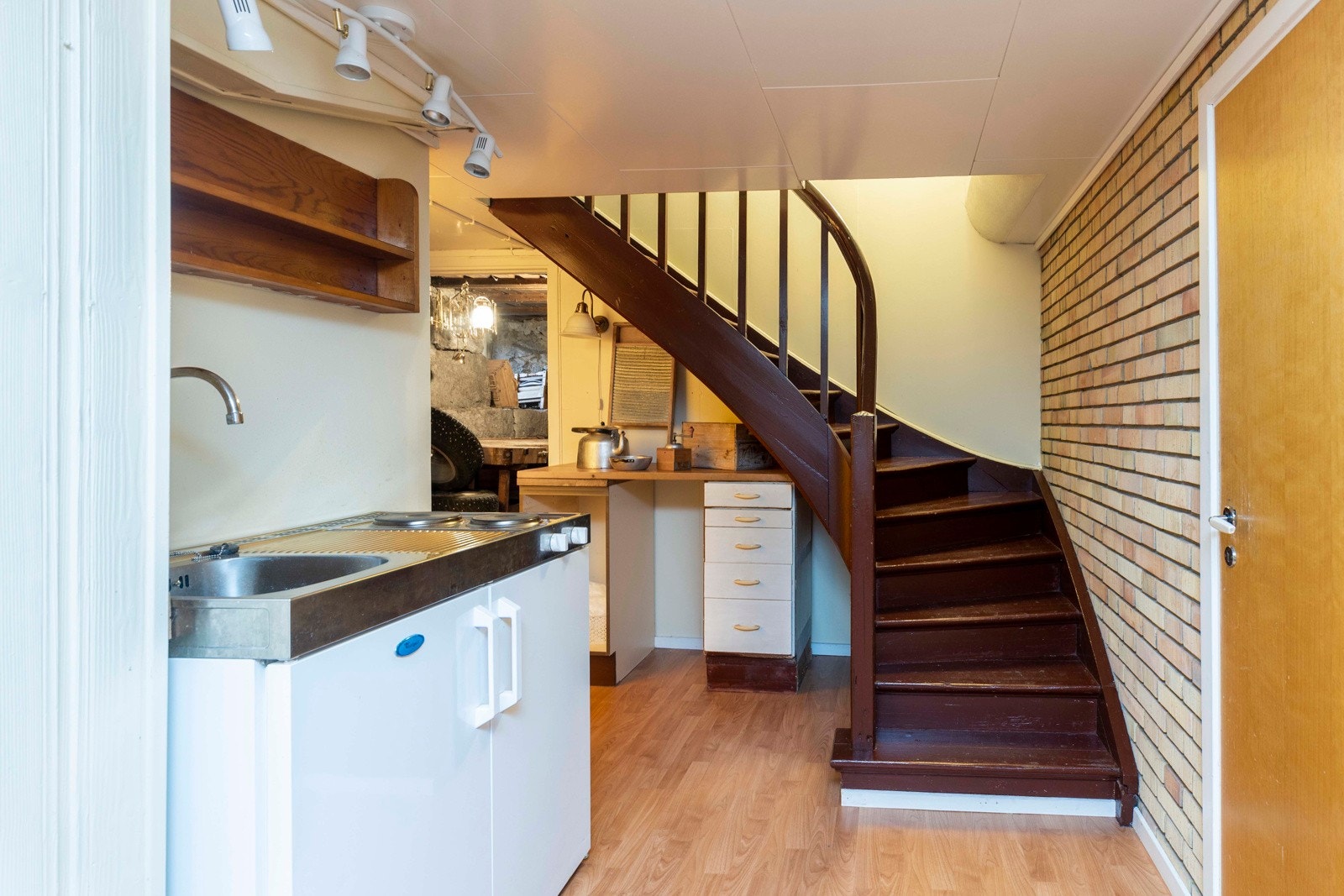 I kjeller er det innredet kjøkken, stue, bad, soverom og flott muret peis. Galleribilde