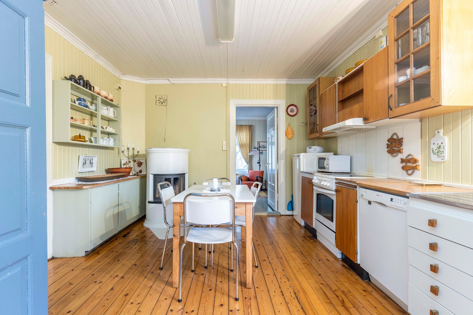 Romslig kjøkken med stort potensiale og flere innredningsmuligheter. Peis for de kaldeste vinterdagene. Galleribilde