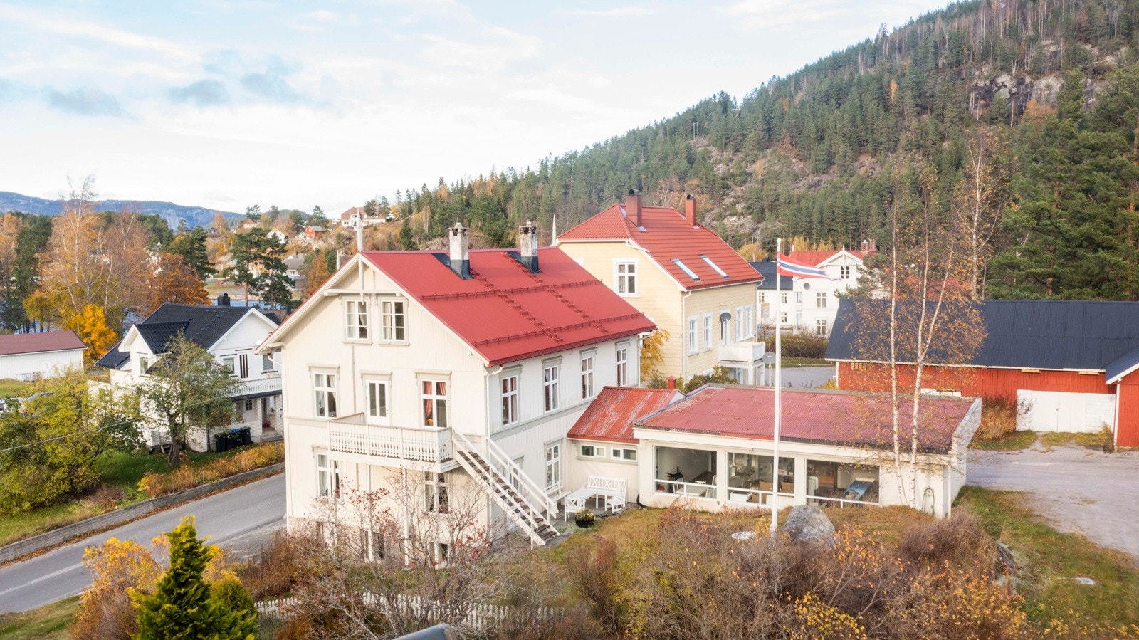 Utvendig bolig og næringsdel. Galleribilde