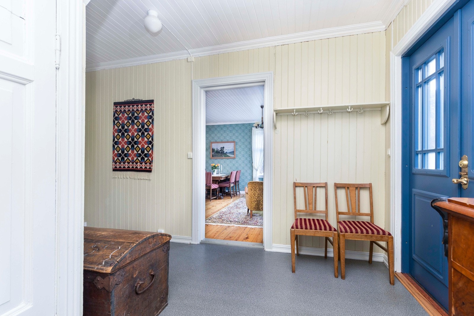 Et innbydende og romslig inngangsparti med plass til sko og yttertøy. Boligen har 2 innganger. Galleribilde