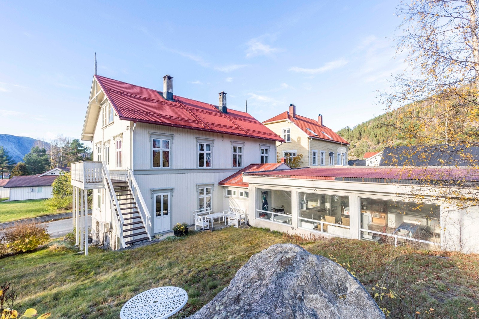 Utvendig bolig og næringsdel. Galleribilde