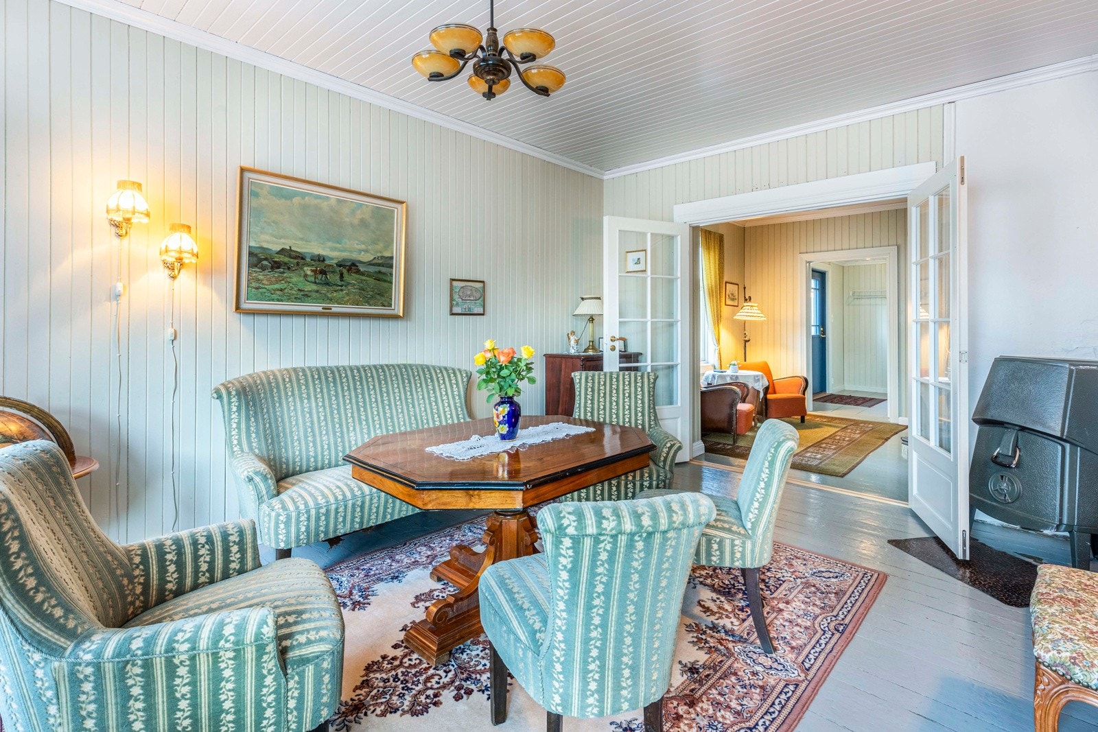 Stue nummer 2. - Innredet med peis. Galleribilde