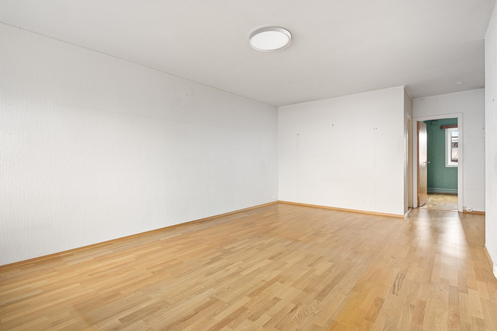 Stuen er romslig med god plass til salong og spisestue. Galleribilde