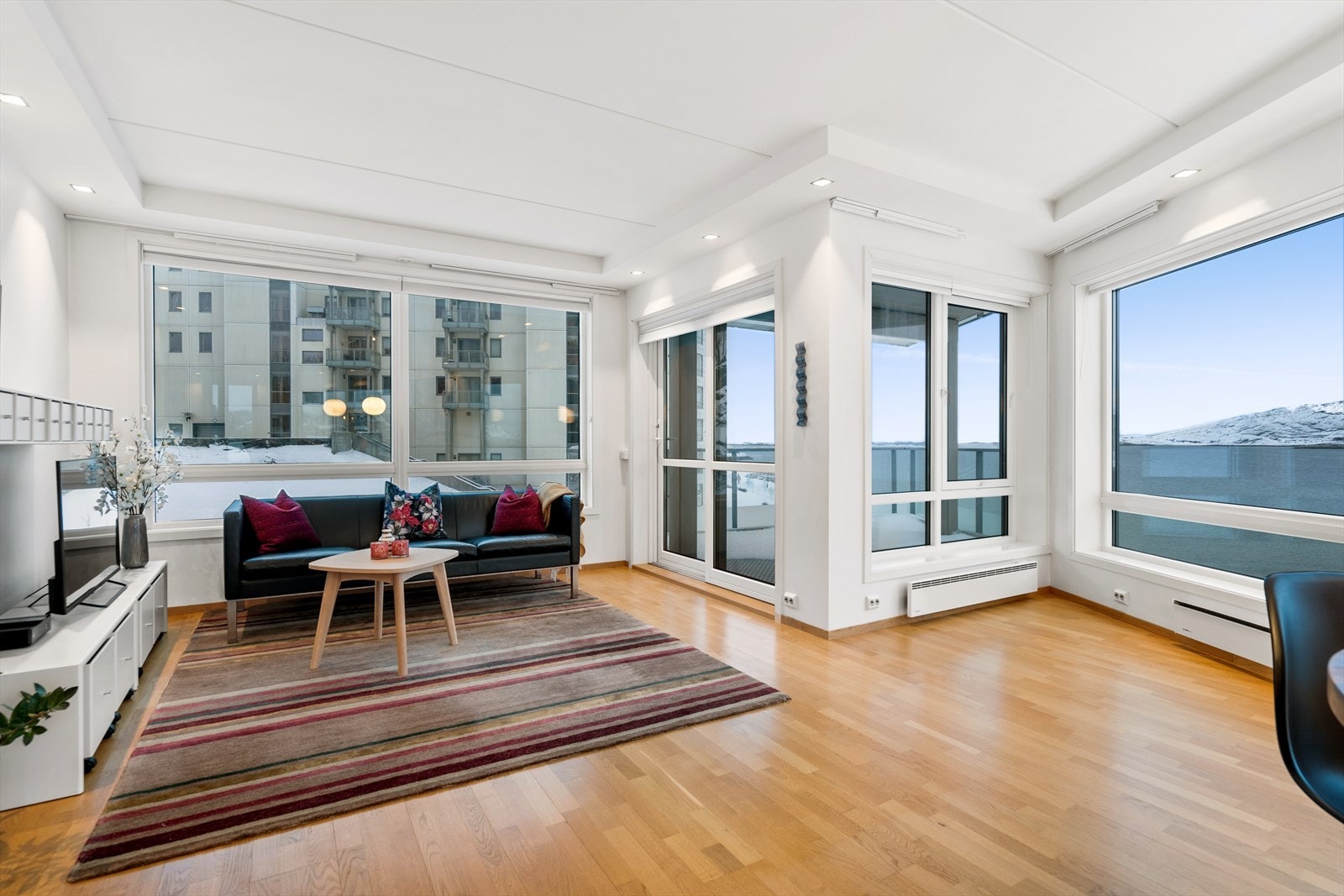 Adkomst til leilighetens to balkonger fra stuen Galleribilde