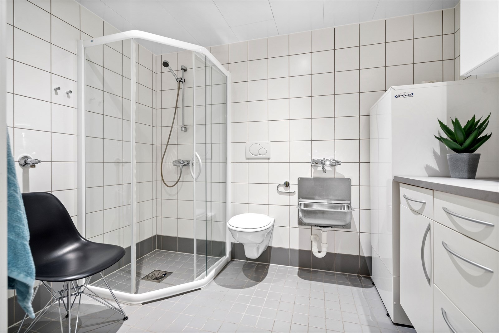 Det andre badet har VVB, utslagsvask, dusjnisje, toalett, opplegg for vaskemaskin og romslig innredning Galleribilde