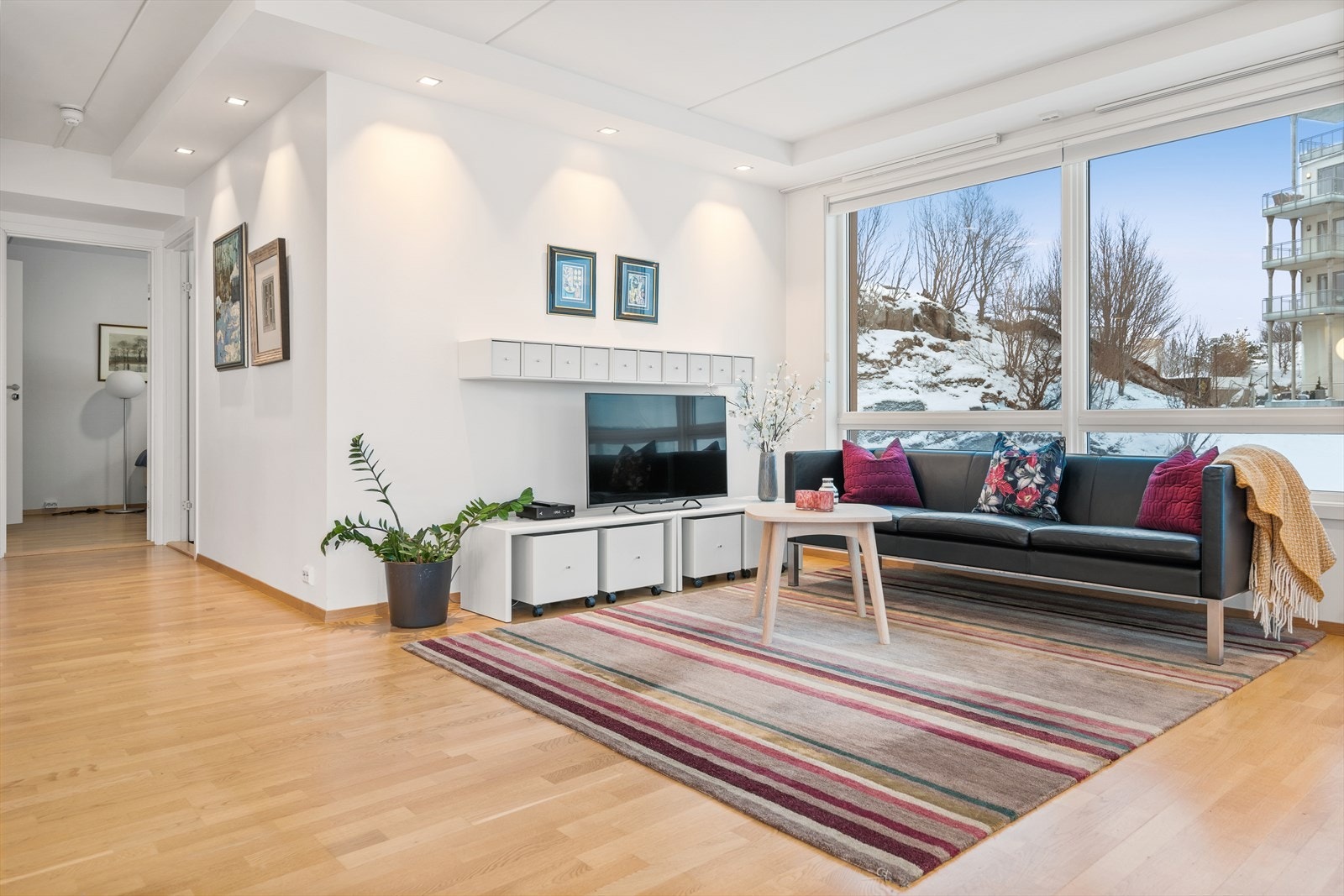 Stuen har en praktisk planløsning som gir rom til flere soner Galleribilde