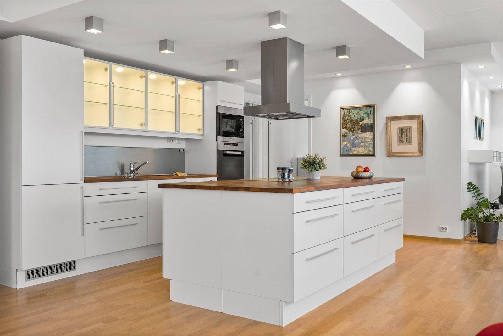 Kjøkkenet er stilrent og har godt med både skap- og benkeplass Galleribilde