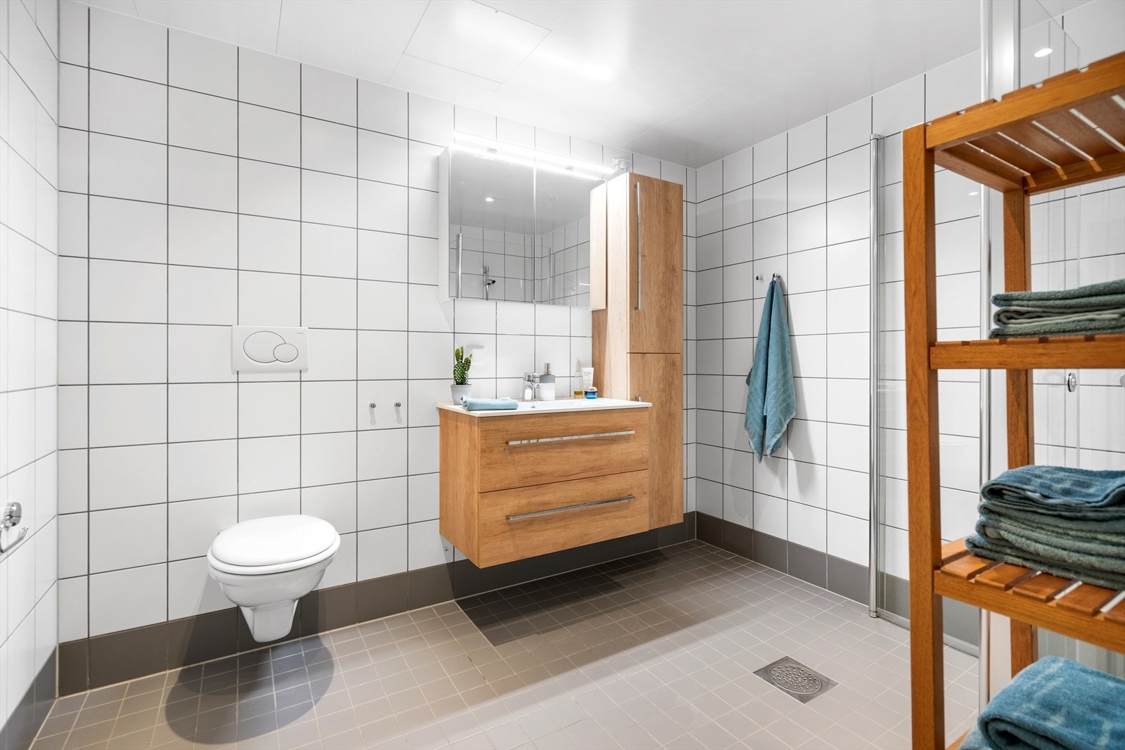 Badet har vegghengt toalett, dusjnisje og ny baderomsinnredning Galleribilde